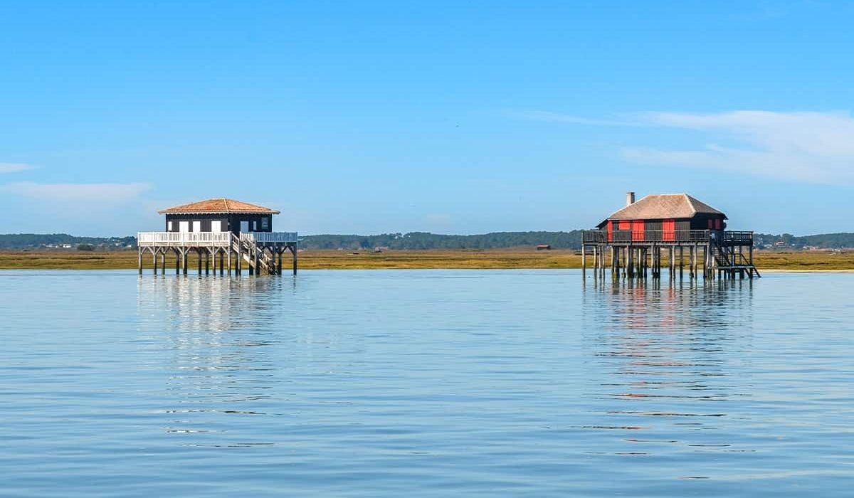 Cabane Tchanquée vue depuis l'eau sur le Bassin d'Arcachon