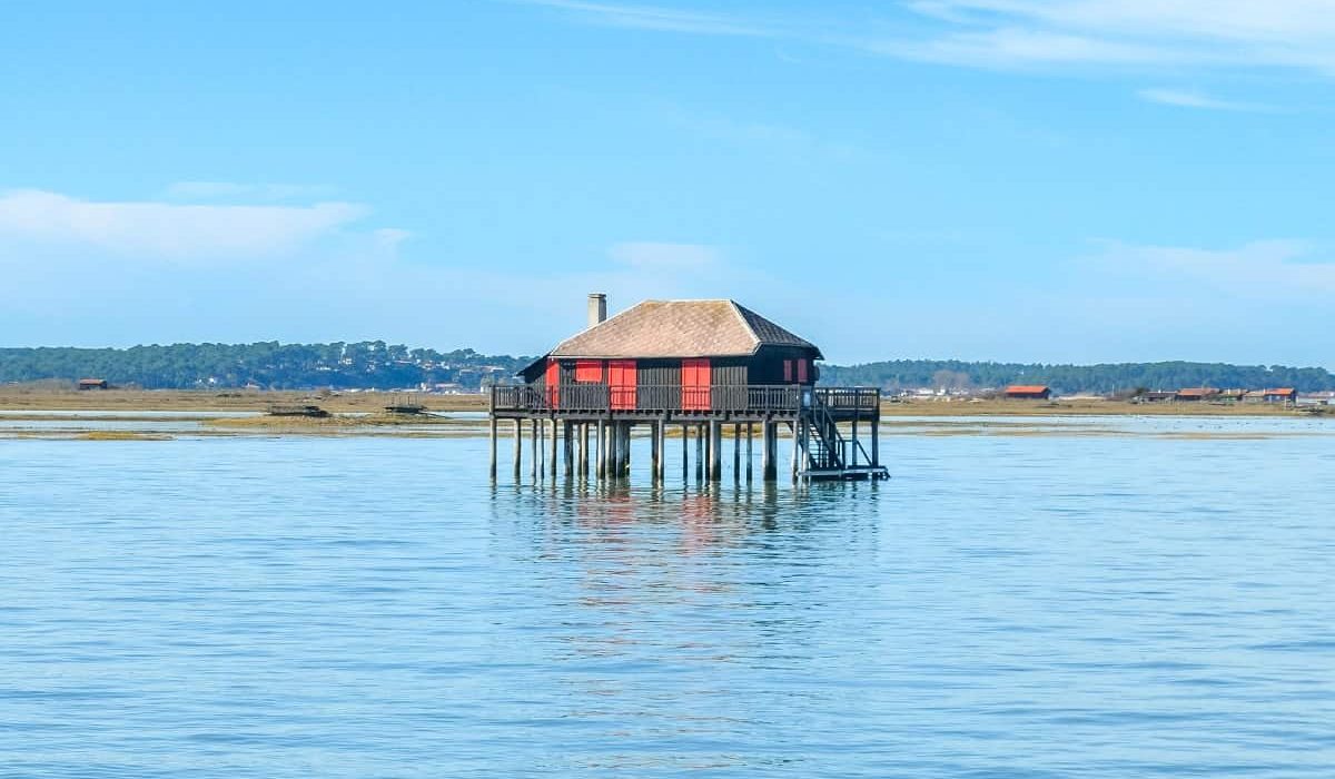 Cabane Tchanquée vue depuis l'eau sur le Bassin d'Arcachon
