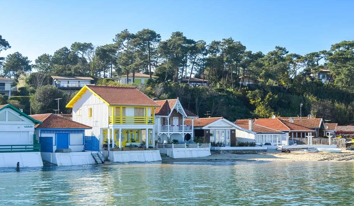 Cabanes ostréicoles vue depuis la mer au Village de l'Herbe