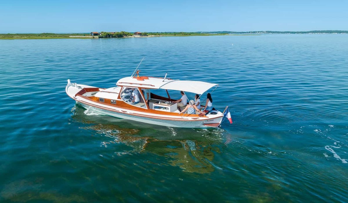 Pinasse Ohana naviguant vers l’île aux Oiseaux
