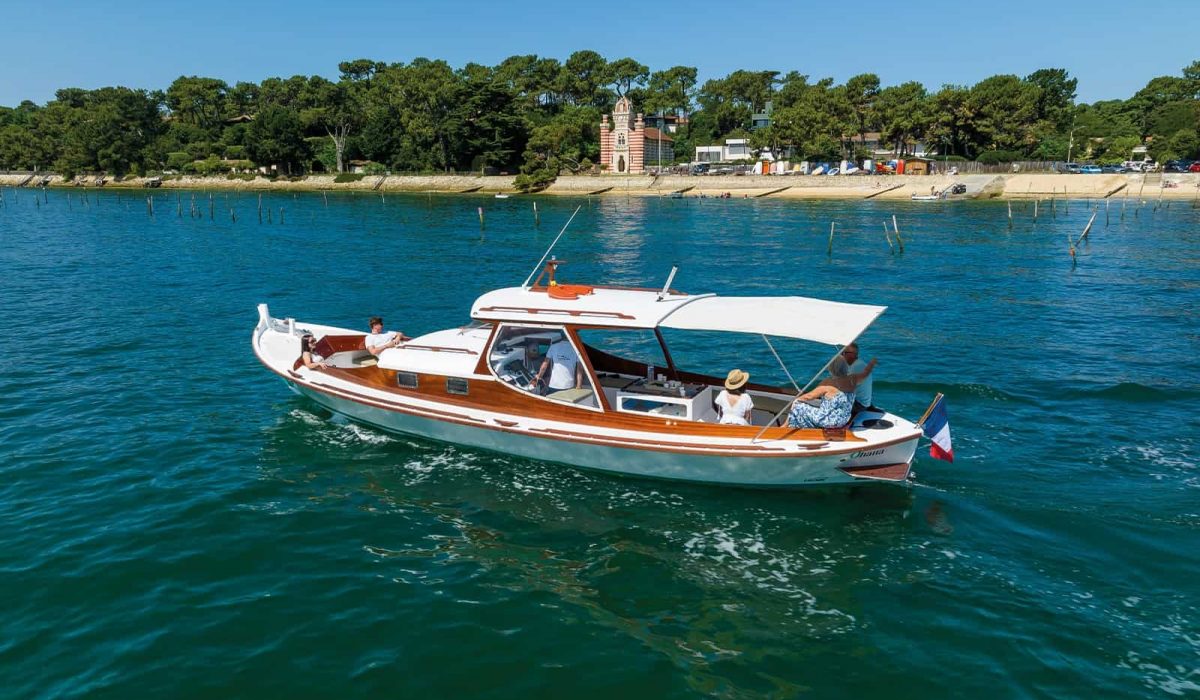 Pinasse Ohana devant la chapelle algérienne au Cap Ferret