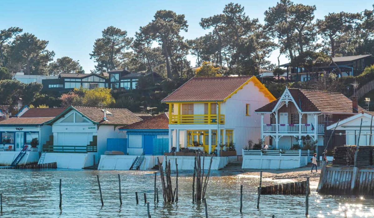 Cabanes colorées du village de l’Herbe au Cap Ferret