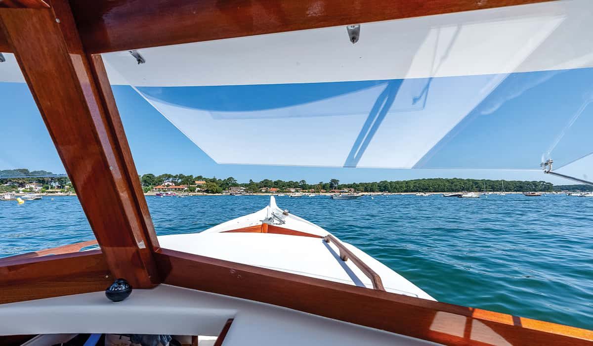 Vue panoramique sur la presqu’île du Cap Ferret depuis la Pinasse Ohana