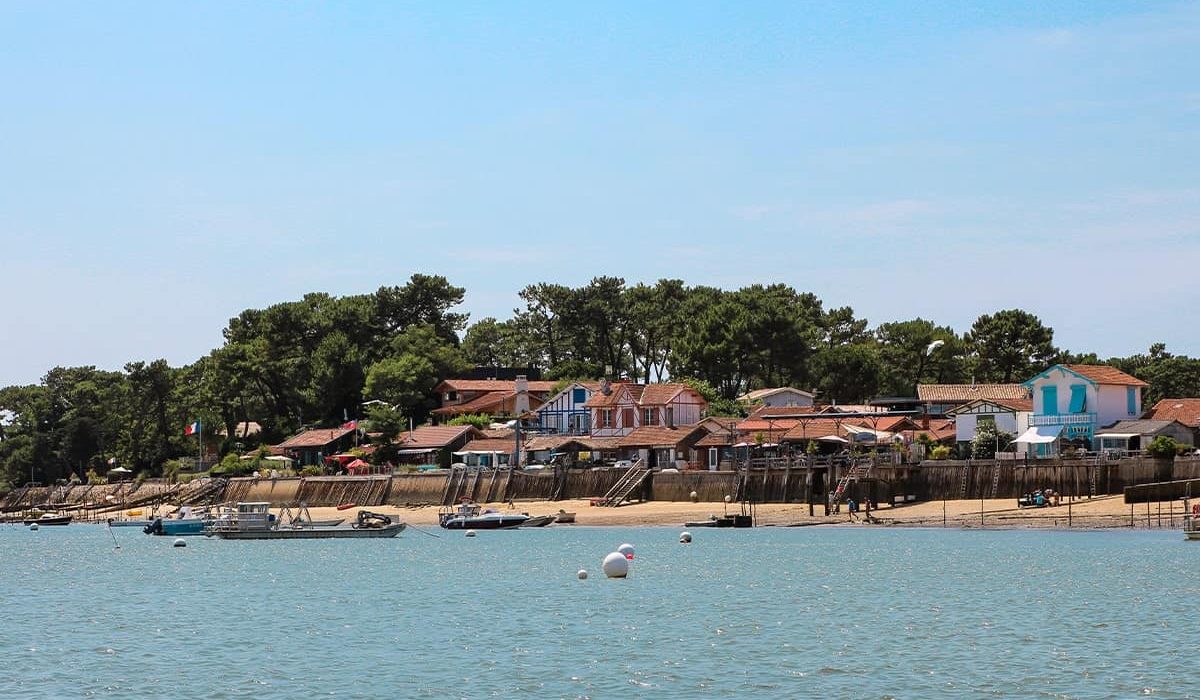 Village ostréicole lors d'une balade en pinasse sur le Bassin d'Arcachon