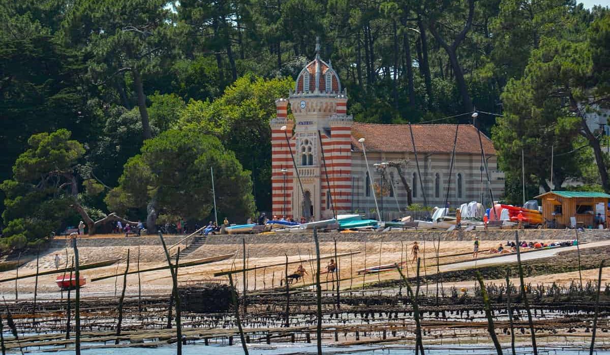 Photo prise depuis l'eau de la chapelle algérienne au Cap Ferret