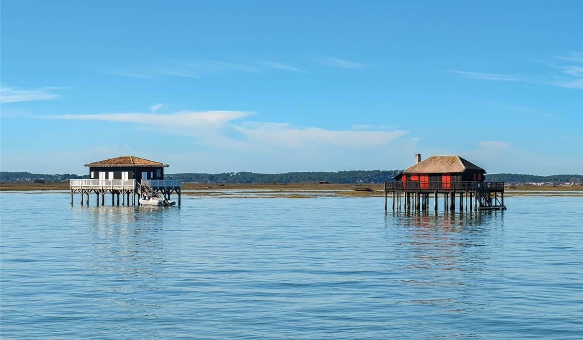 Vue des cabanes tchanquées sur l’île aux Oiseaux dans le bassin d’Arcachon